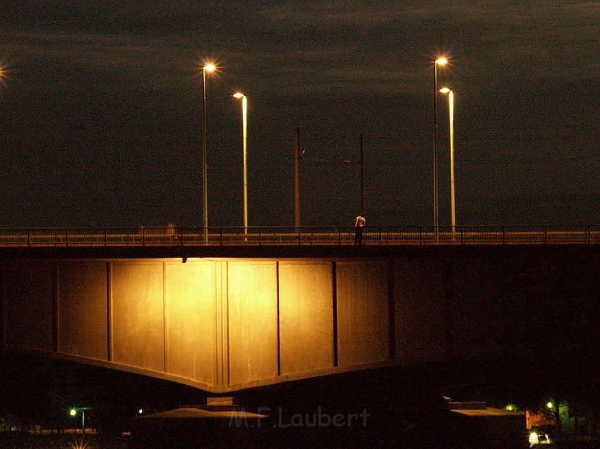 Lebensmueder mit Pistole Koeln Deutzer Bruecke P33.JPG